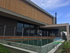 uma piscina cercada por uma cerca de proteção da Ilhéu Redes de Proteção em Florianópolis Santa Catarina